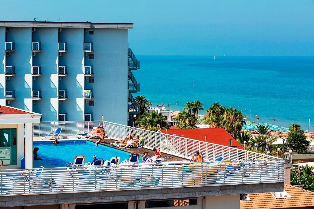 Medi Garden Hotel&Residence Alba Adriatica Exteriör bild